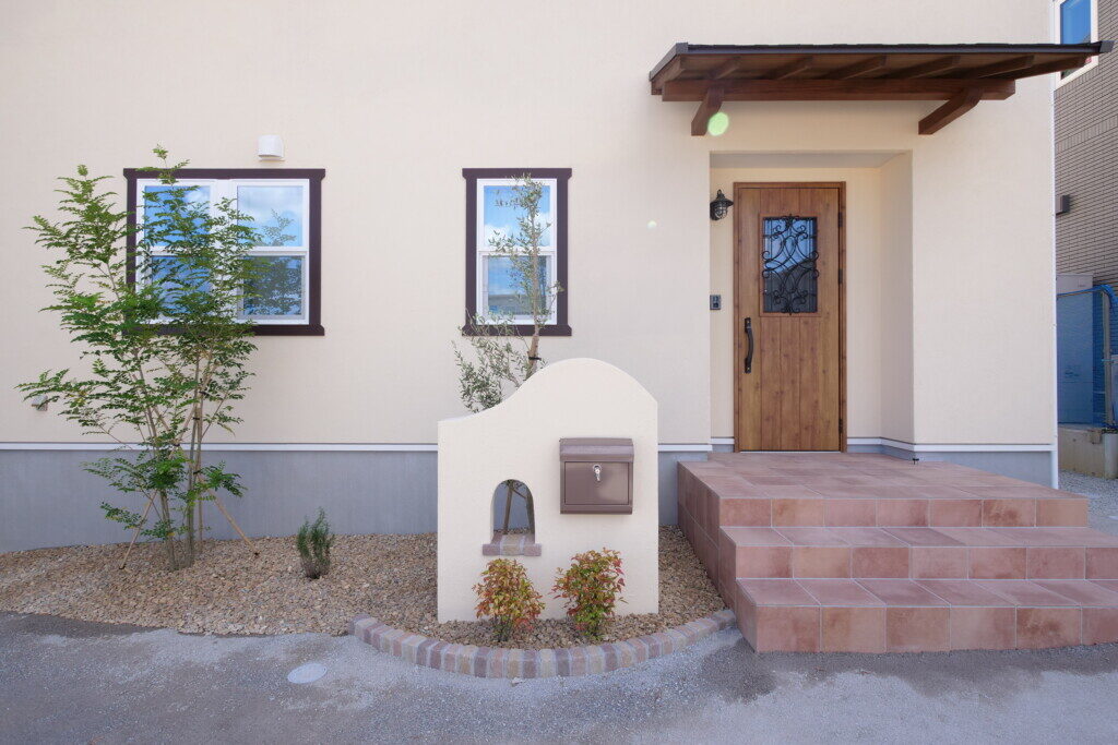 世界に１つだけのオリジナルデザインにこだわったママンスタイルの家の門袖写真