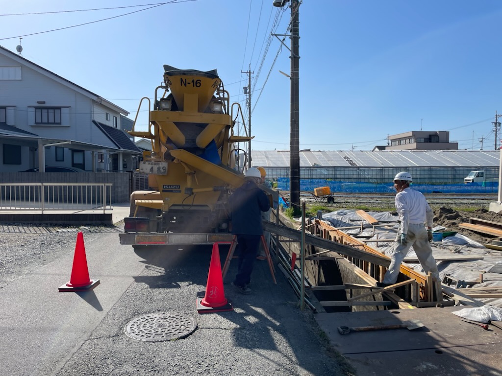 浜松市の注文住宅会社の工務店のエコ―アートが行っている橋梁工事のコンクリート打設写真