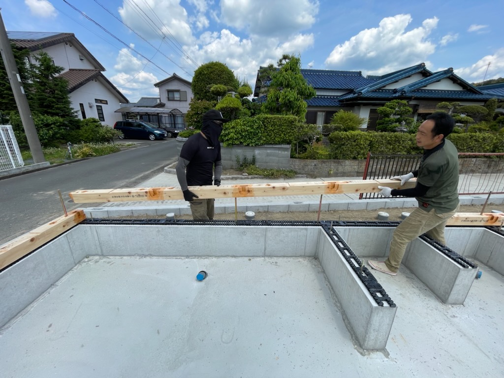 浜松市の注文住宅会社の工務店のエコーアートが行った土台敷の大工さんの作業写真