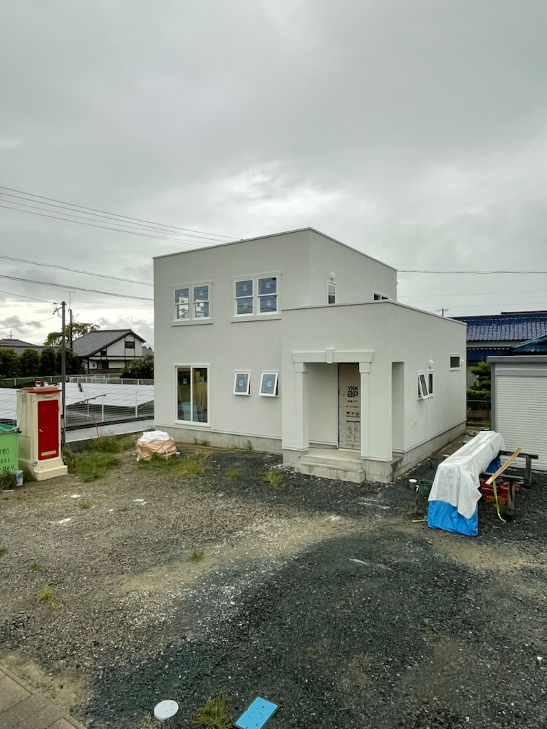 浜松市の注文住宅会社の工務店のエコーアートが建てたパリスタイルの家の外観写真