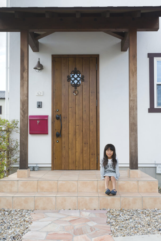 浜松市でエコーアートが建てた雑貨が似合うフレンチカントリーの家の玄関アプローチ写真