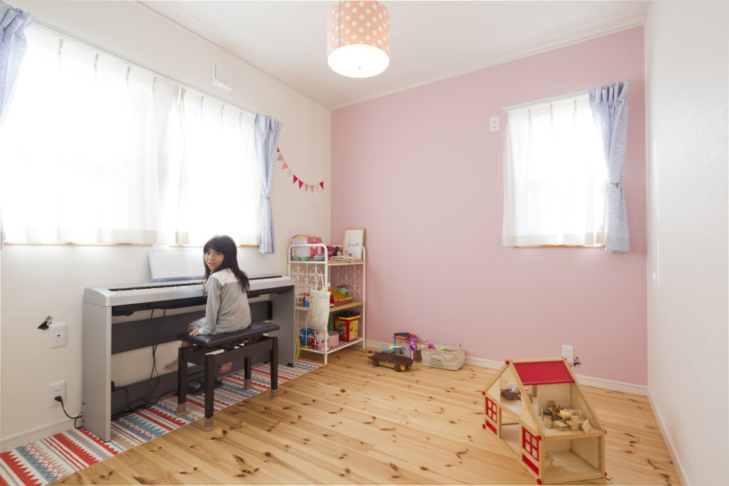 浜松市でエコーアートが建てた雑貨が似合うフレンチカントリーの家の女の子の子供部屋写真