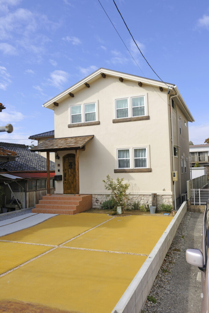浜松市でエコーアートが建てた大人かわいいスキップフロアの家の外観斜め写真