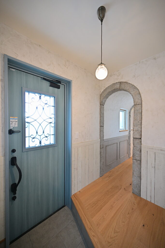 エコーアートが建てたパリスタイルの家の玄関ホール写真
