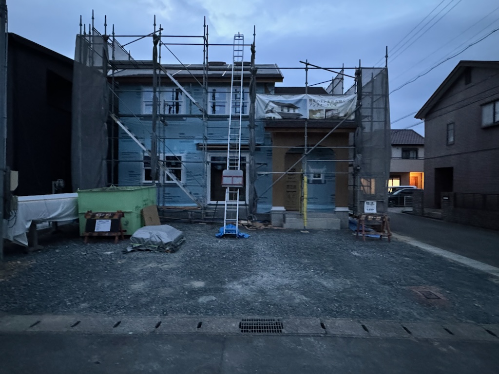 浜松市の注文住宅会社の工務店のエコーアートが建築中のヴィンテージカフェスタイルの家の透湿防水シート施工後の外観正面写真