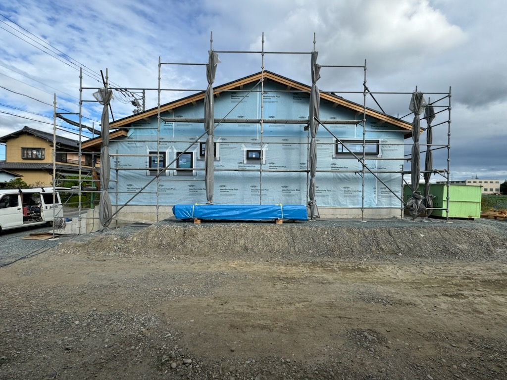 浜松市の注文住宅会社の工務店のエコーアートが建築中の透湿防水シート施工外観写真