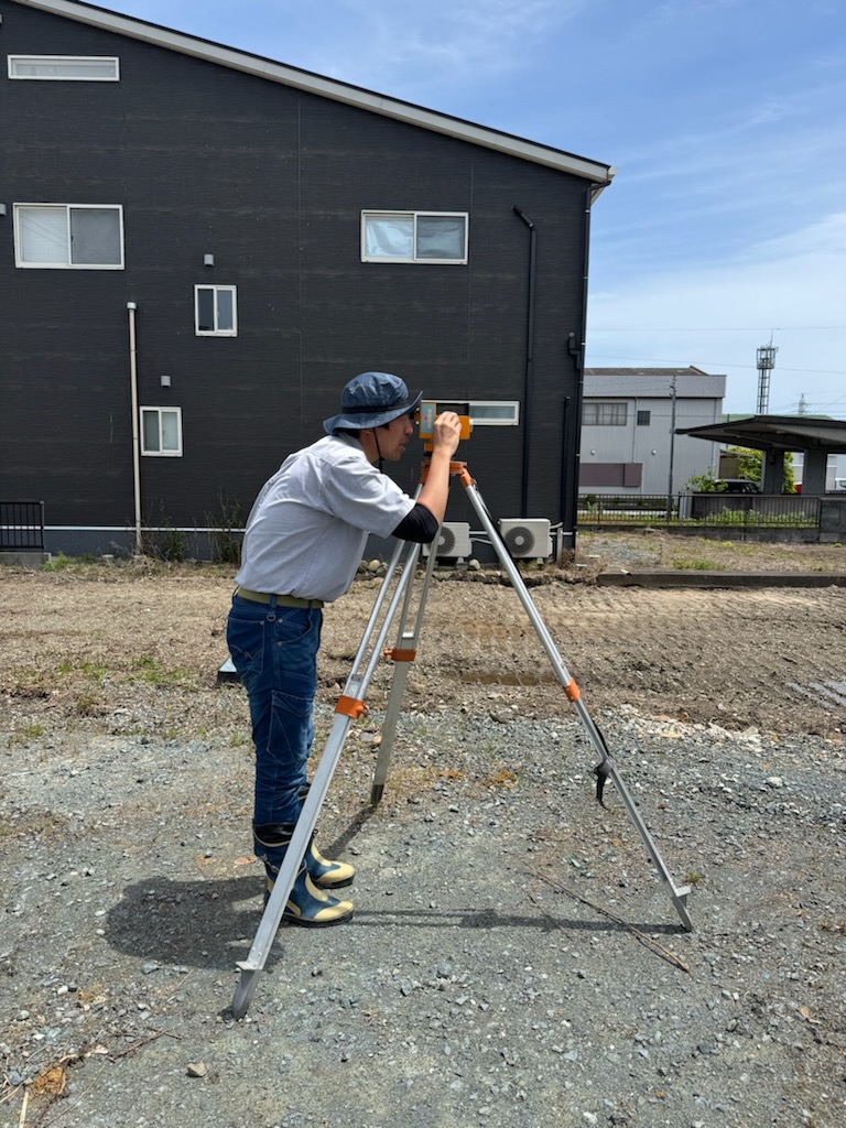 浜松市の注文住宅会社の工務店のエコーアートが行ったレベル測量を行っている写真
