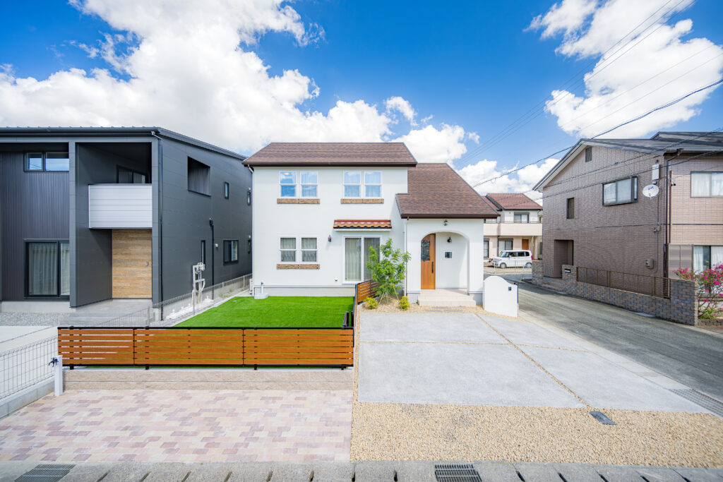 浜松市の工務店のエコーアートが建てた注文住宅のヴィンテージカフェスタイルの家の正面外観