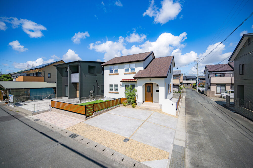 浜松市の工務店のエコーアートが建てた注文住宅のヴィンテージカフェスタイルの家の外観斜めの写真