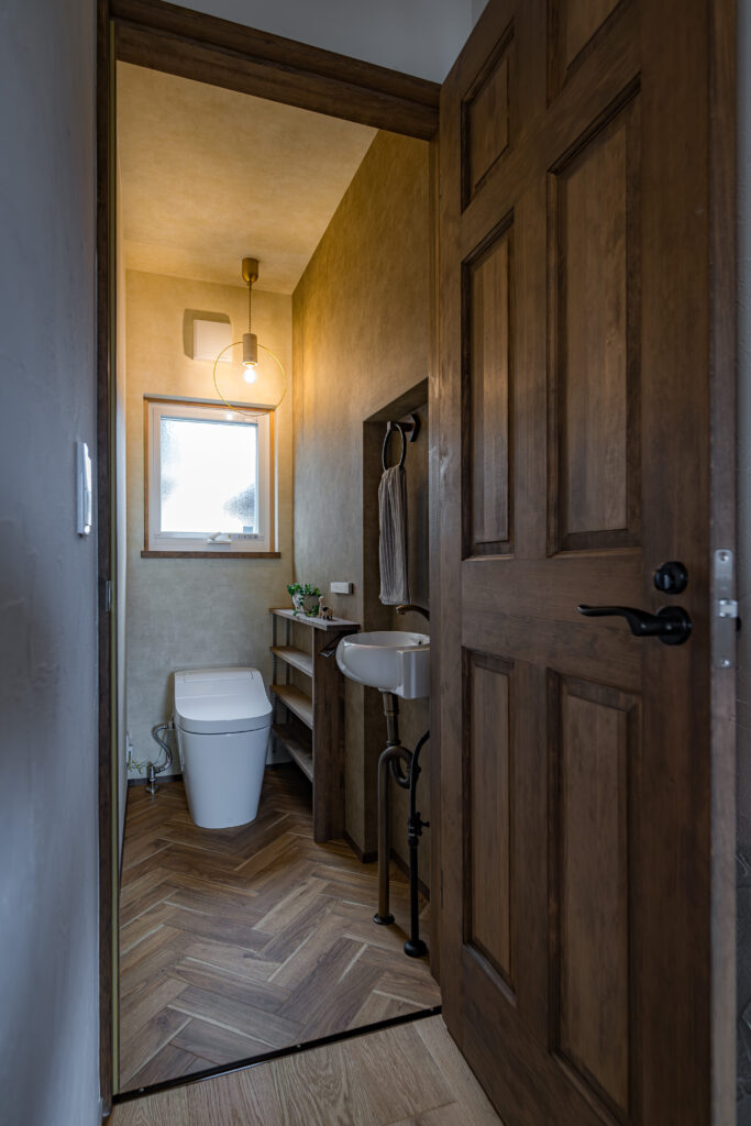 浜松市の工務店のエコーアートが建てた注文住宅のヴィンテージカフェスタイルの家のトイレの写真