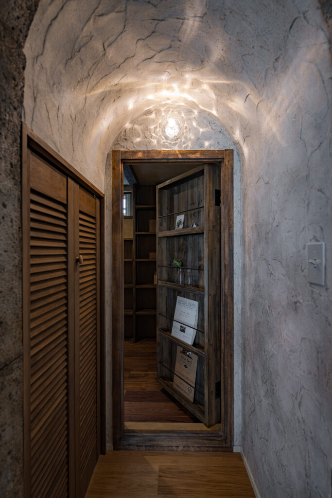 浜松市の工務店のエコーアートが建てた注文住宅のヴィンテージカフェスタイルの家のリビングから見える隠し扉の写真