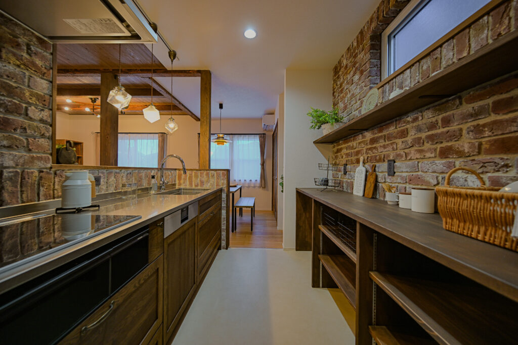 浜松市の工務店のエコーアートが建てた注文住宅のヴィンテージカフェスタイルの家のキッチンの正面写真
