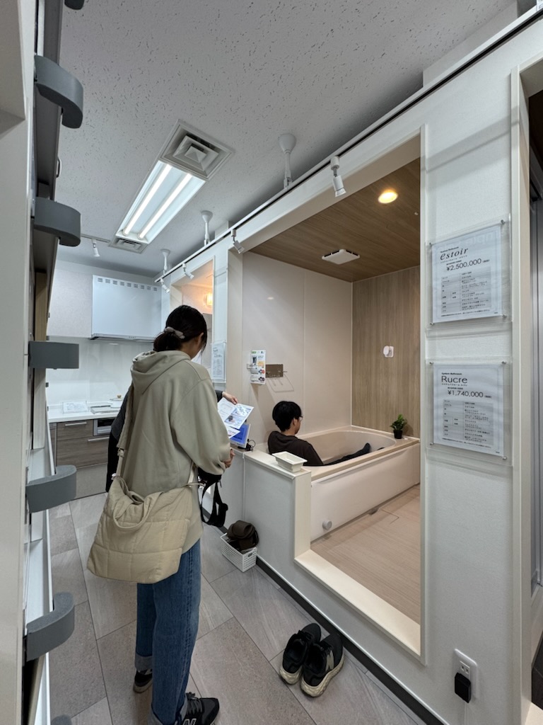 浜松市の注文住宅会社の工務店のエコーアートが同行したお風呂見学の様子の写真