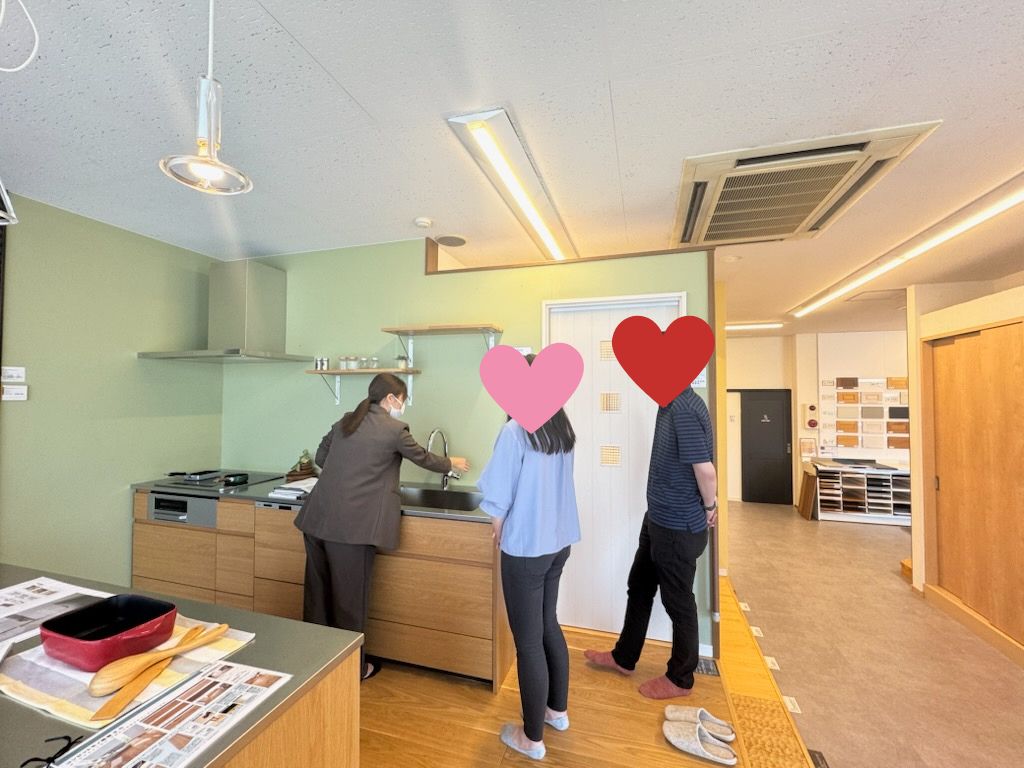 浜松市の注文住宅会社の工務店のエコーアートが行ったキッチンショールーム見学のお客様写真