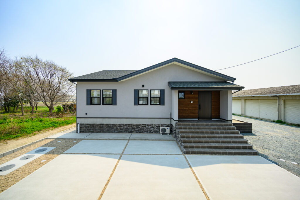 浜松市の工務店のエコーアートが建てた注文住宅のアメリカンヴィンテージスタイルの家の正面外観
