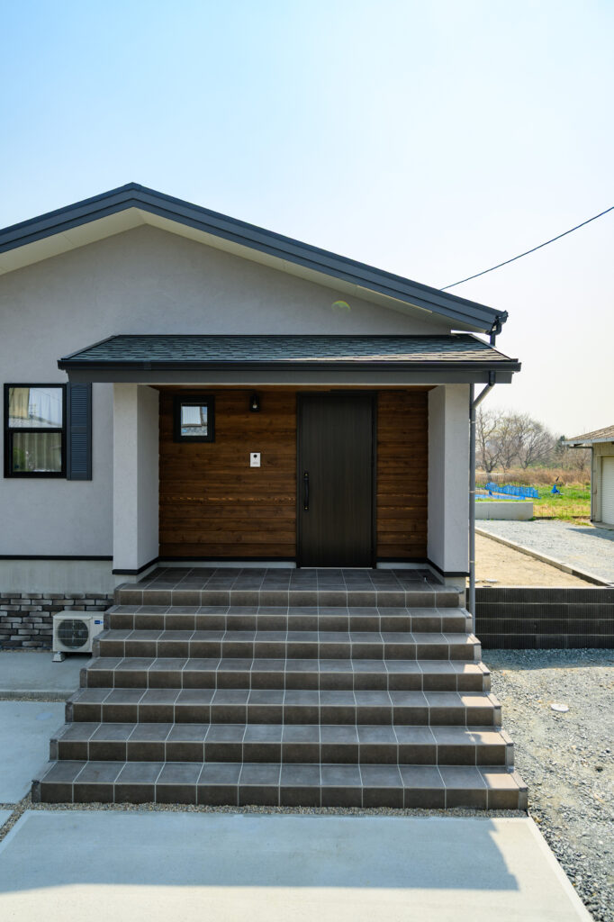 浜松市の工務店のエコーアートが建てた注文住宅のアメリカンヴィンテージスタイルの家の玄関ポーチ写真