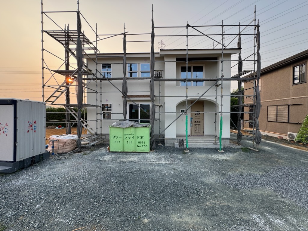 浜松市の注文住宅会社の工務店のエコーアートが建築中の家の外観お披露目写真
