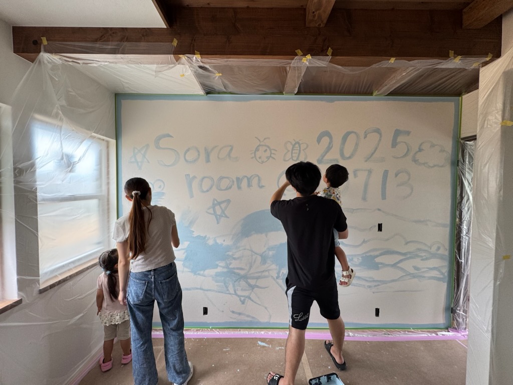 浜松市の注文住宅会社の工務店のエコーアートが家づくりイベントで行う、家族の壁のペンキ塗りを行っている写真