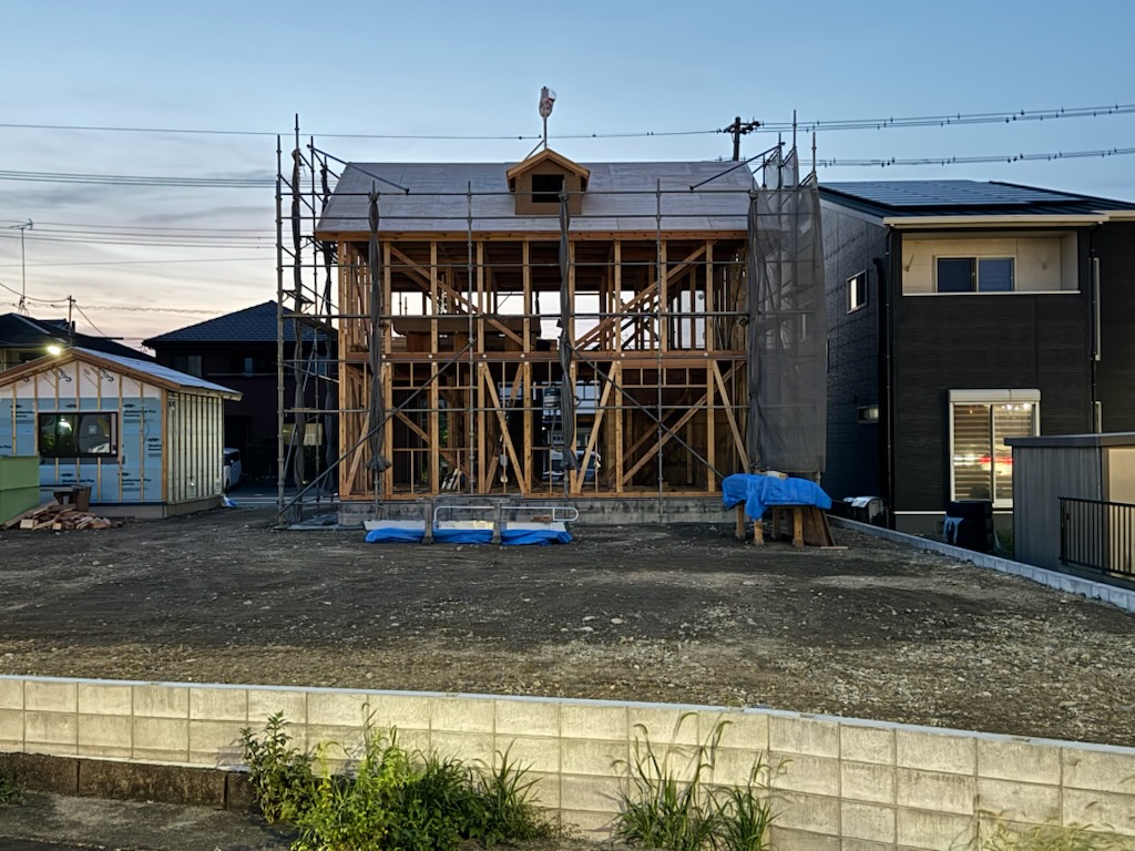 浜松市の注文住宅会社の工務店のエコーアートが建てたドーマーのあるかわいい家の上棟完了写真