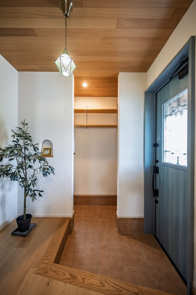 磐田市でエコ―アートが建てたシンプルナチュラルスタイルの平屋の玄関ホールの収納開口部の写真