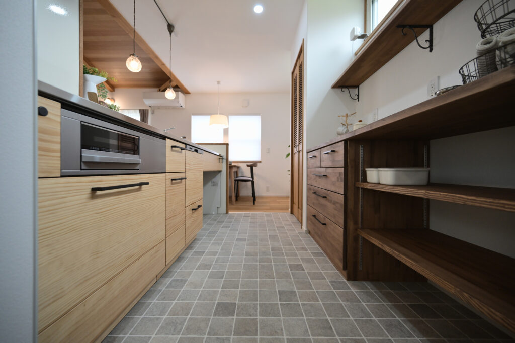 磐田市でエコ―アートが建てたシンプルナチュラルスタイルの平屋のキッチン写真