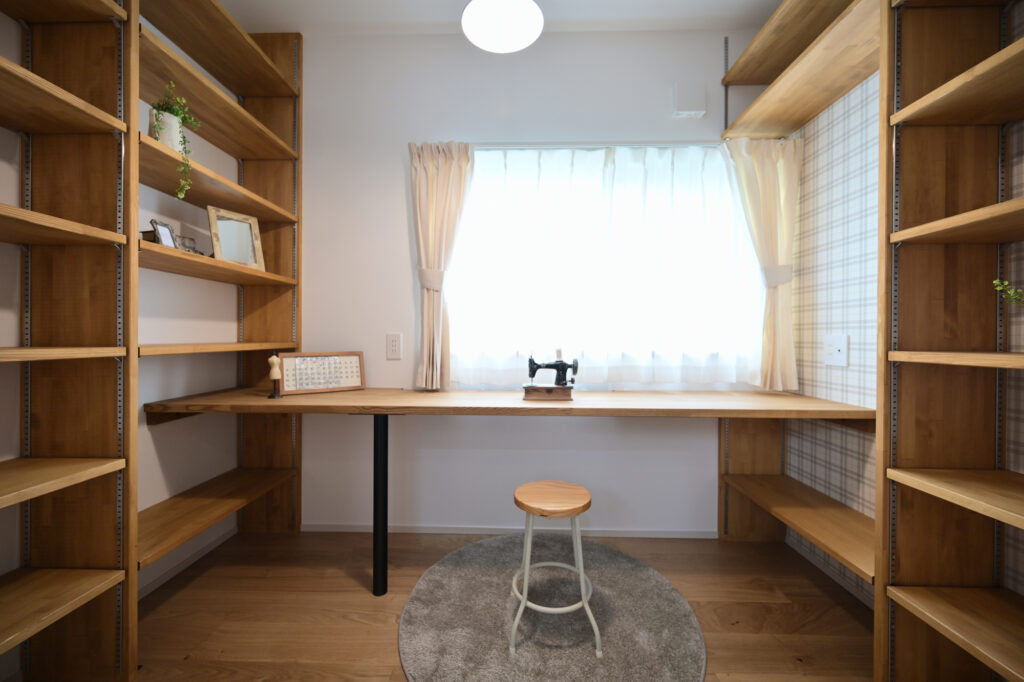 磐田市でエコ―アートが建てたシンプルナチュラルスタイルの平屋の書斎正面写真