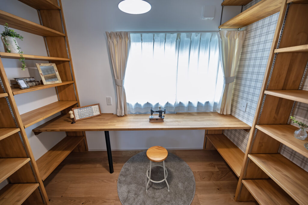 磐田市でエコ―アートが建てたシンプルナチュラルスタイルの平屋の書斎斜め上からの写真