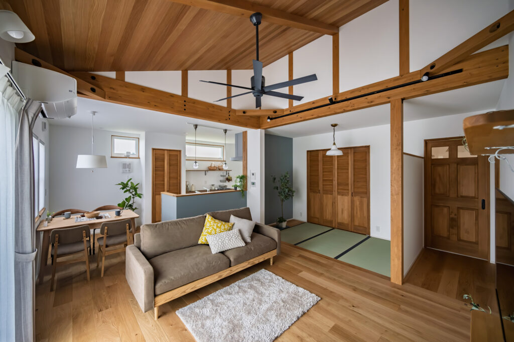 磐田市でエコ―アートが建てたシンプルナチュラルスタイルの平屋のリビング斜め写真