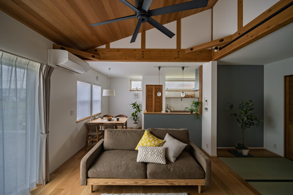 磐田市でエコ―アートが建てたシンプルナチュラルスタイルの平屋のリビング正面写真