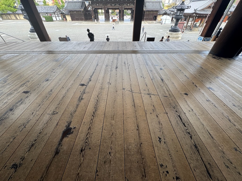 浜松市の注文住宅会社の工務店のエコーアートが研修で行った東本願寺の床の張る方向の写真