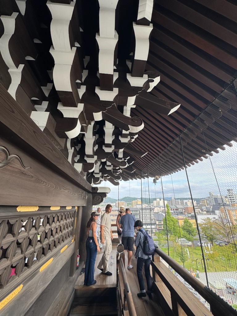 浜松市の注文住宅会社の工務店のエコーアートが行った東本願寺の装飾写真
