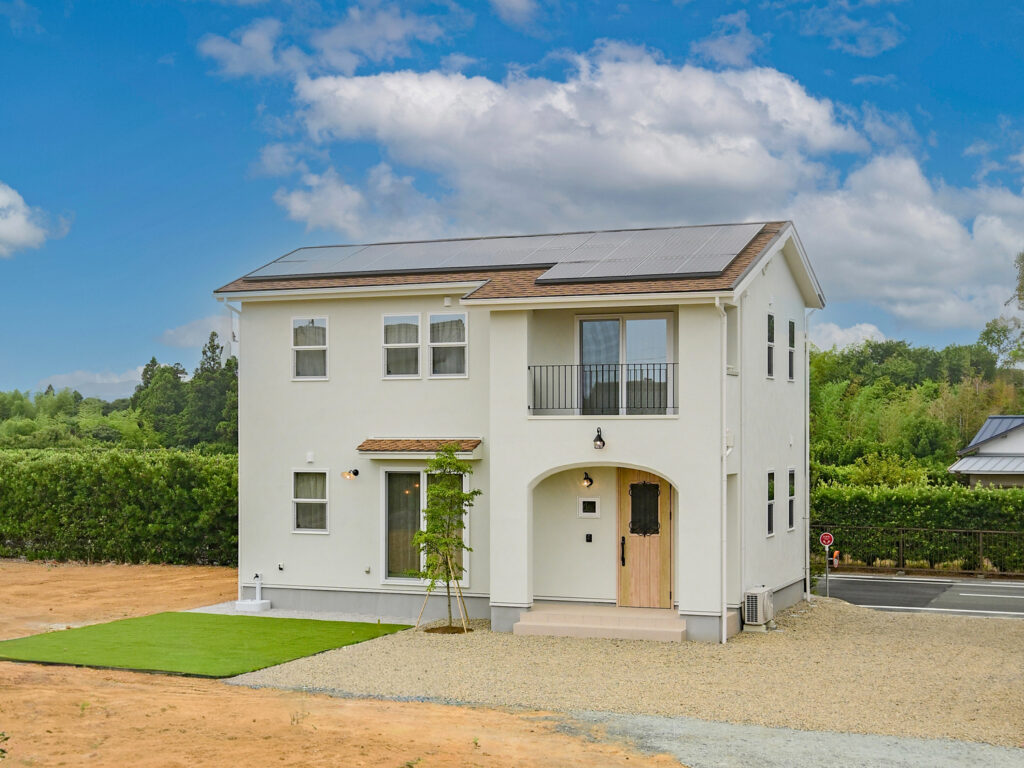 浜松市でエコーアートが建てたくすみカラーを取り入れたナチュラルかわいい家の外観右斜め写真