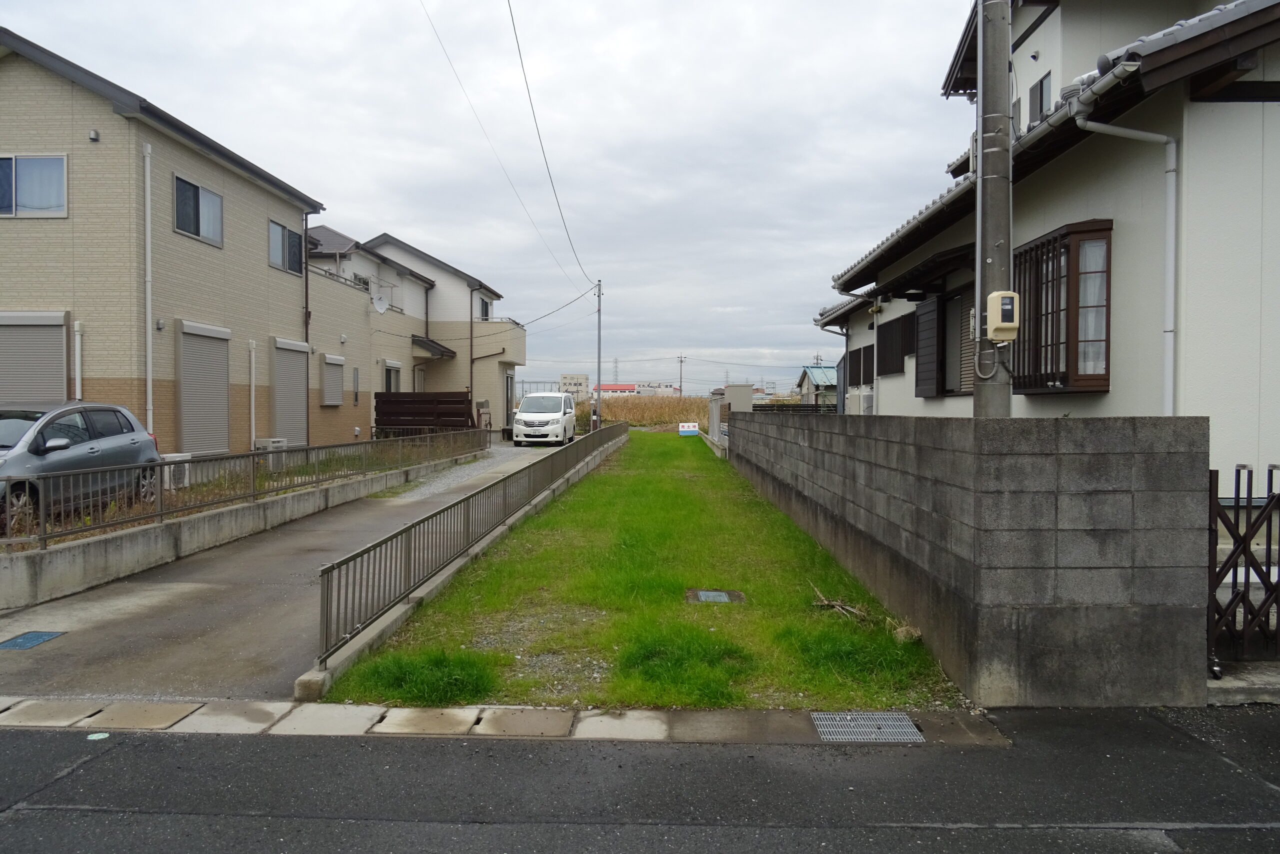 浜松市の注文住宅会社の工務店のエコーアートのお客様が購入した進入路のある土地の写真