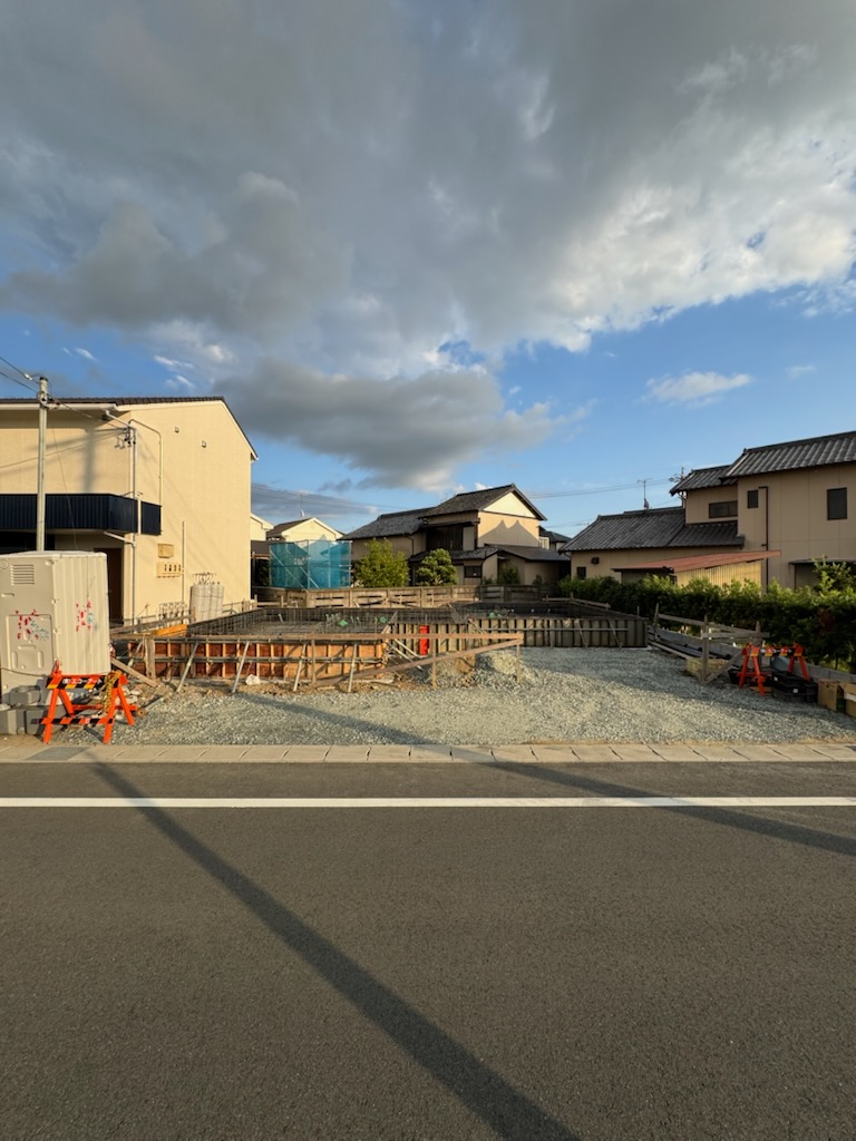 浜松市の注文住宅会社の工務店のエコーアートが施工中のアパートの基礎配筋完了写真