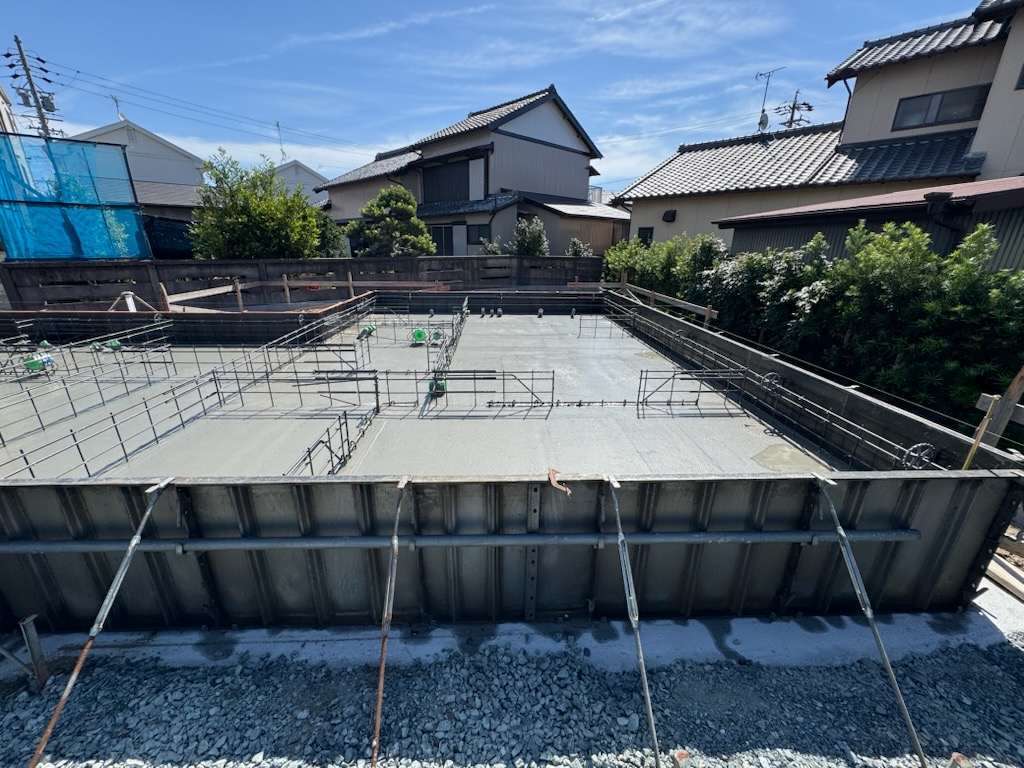 浜松市の注文住宅会社の工務店のエコーアートが行ったかわいいアパートのペールローズの基礎土間コンクリートの打設写真