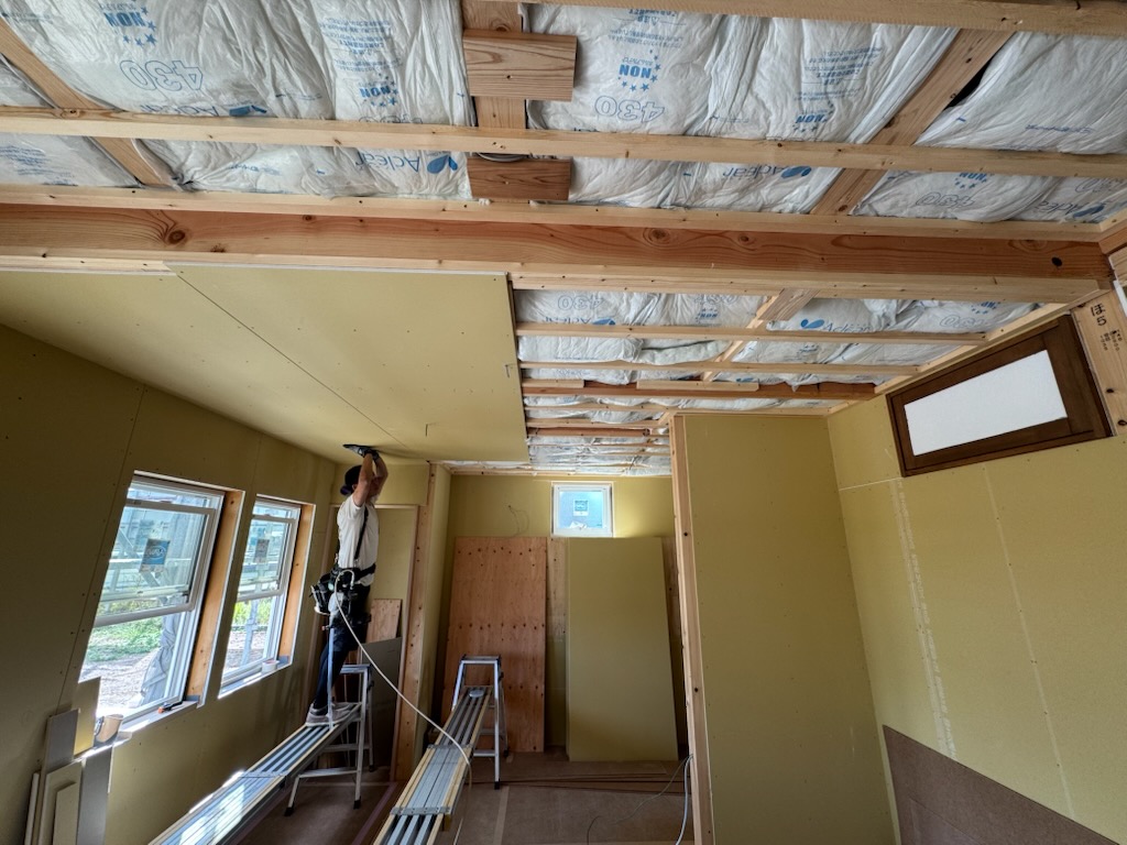 浜松市の注文住宅会社の工務店のエコーアートが工事中の防音目的に入れた天井グラスウール施工の写真