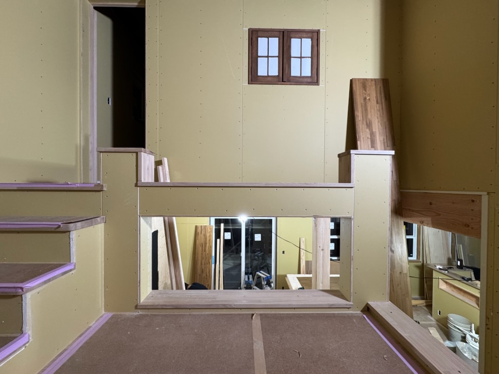 浜松市の注文住宅会社の工務店のエコーアートが施工中の中２階の壁完了写真