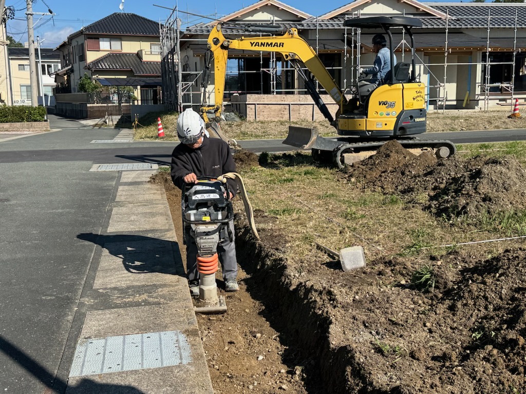 浜松市の注文住宅会社の工務店のエコーアートが行ったジャンピングランマー転圧写真