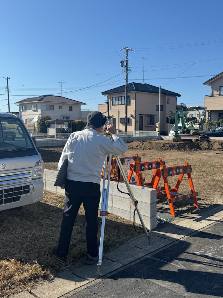 浜松市の注文住宅会社の工務店のエコーアートが行っている測量計測中の写真