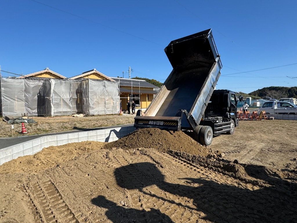 浜松市の注文住宅会社の工務店のエコーアートが行っている盛土工事写真