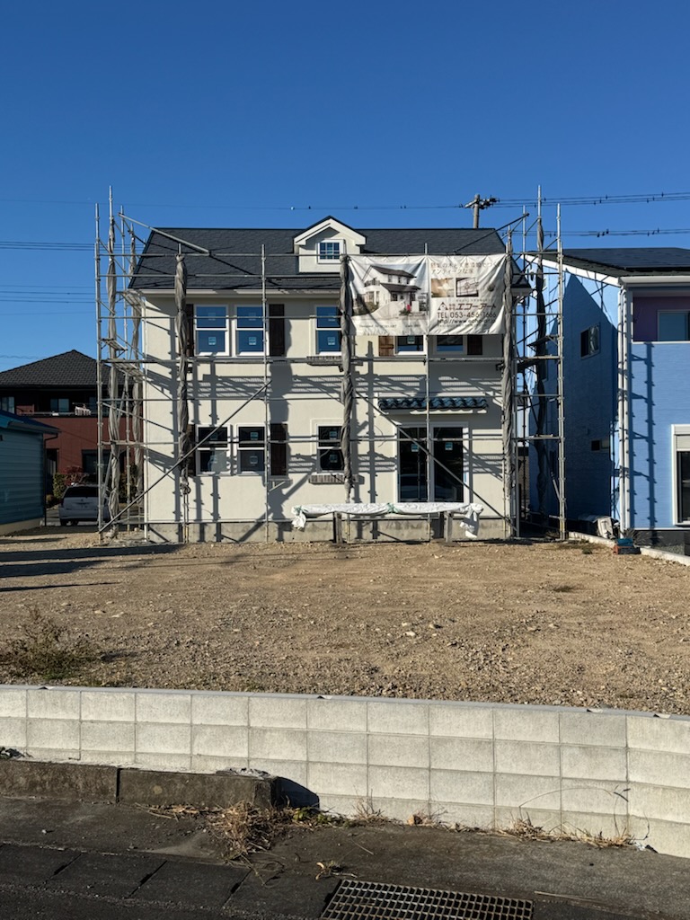 浜松市の注文住宅会社の工務店のエコーアートが施工中の物件で飾り雨戸を付けた写真