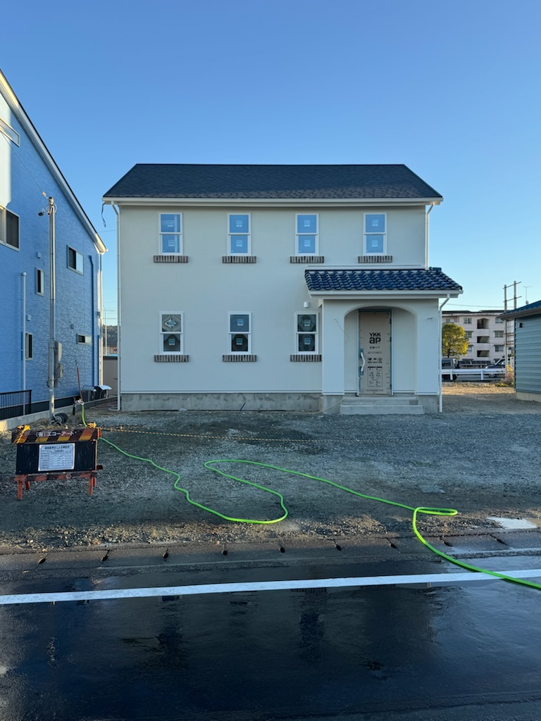 浜松市の注文住宅会社の工務店のエコーアートが施工中の瓦を採用した外観デザイン写真