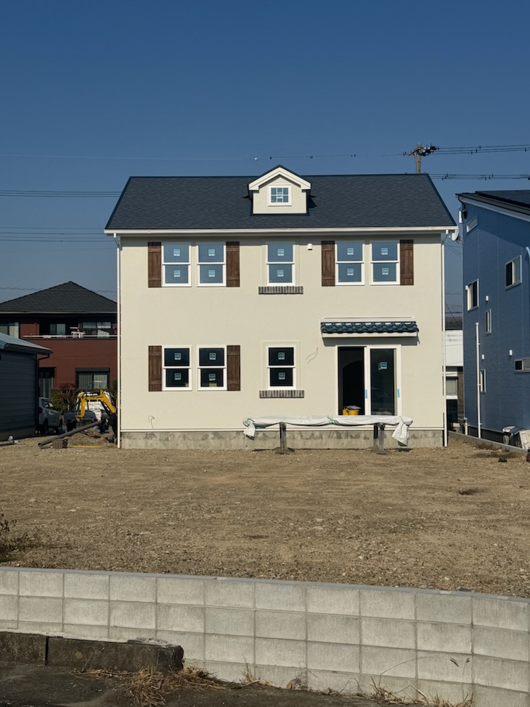 浜松市の注文住宅会社の工務店のエコーアートが施工中のドーマのあるかわいい家の外観写真