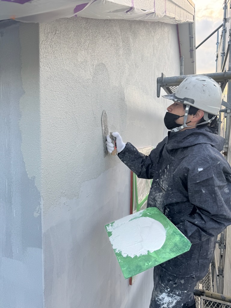 浜松市の注文住宅会社の工務店のエコーアートが施工中の外壁塗り壁仕上げ中の写真