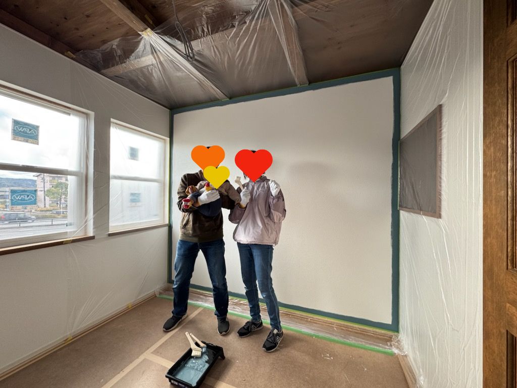 浜松市の注文住宅会社の工務店のエコーアートが行った家づくりイベントの壁のペンキ塗り写真