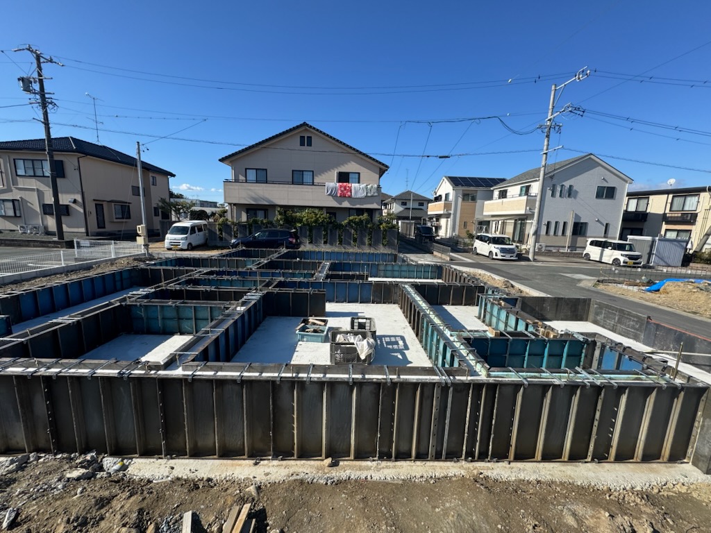 浜松市の注文住宅会社の工務店のエコーアートが施工中の大屋根スタイルの家のアンカーボルト設置写真