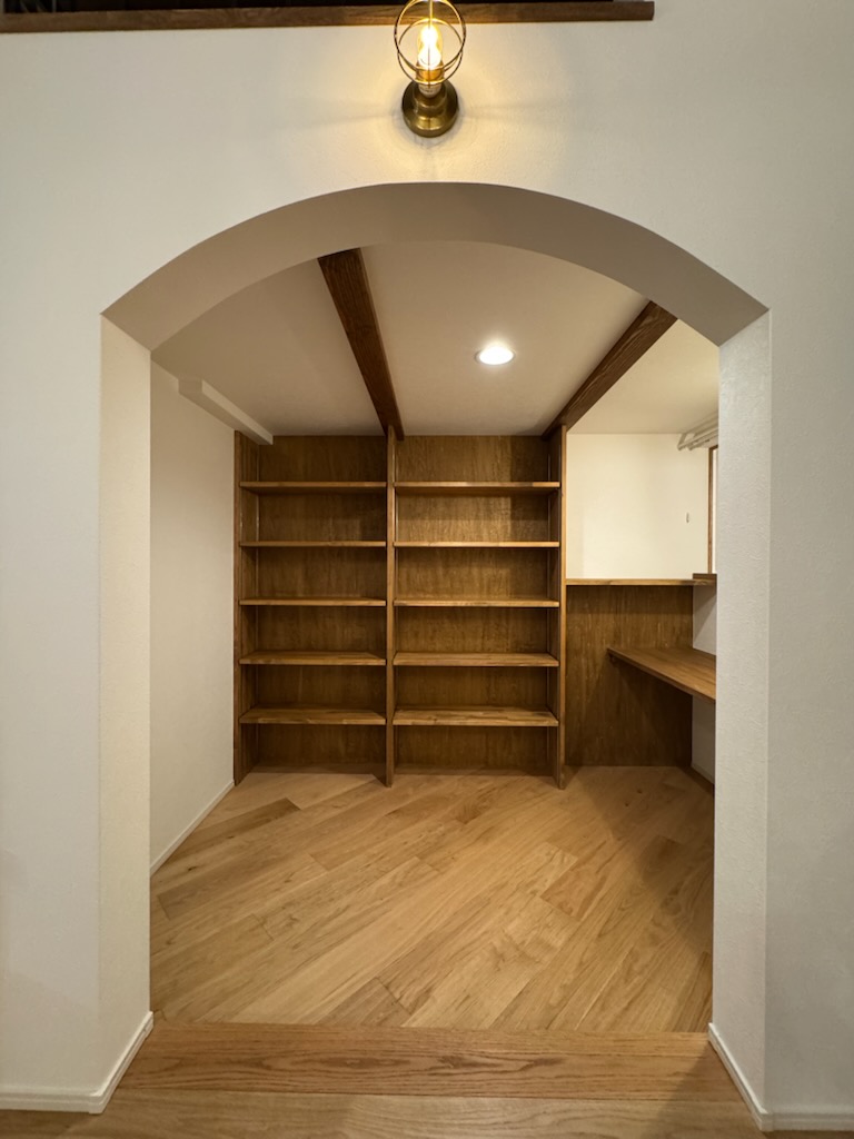 浜松市の注文住宅会社の工務店のエコーアートが棚板を設置した写真