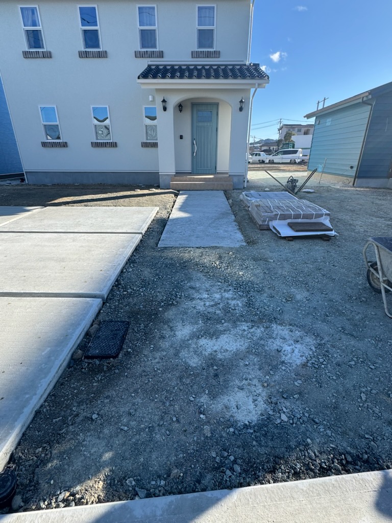 浜松市の注文住宅会社の工務店のエコーアートが施工中の現場の外構工事の玄関アプローチ施工前の写真