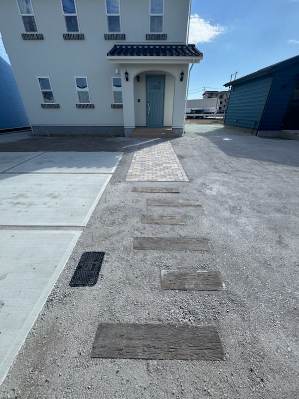 浜松市の注文住宅会社の工務店のエコーアートが施工中の玄関アプローチの完了写真