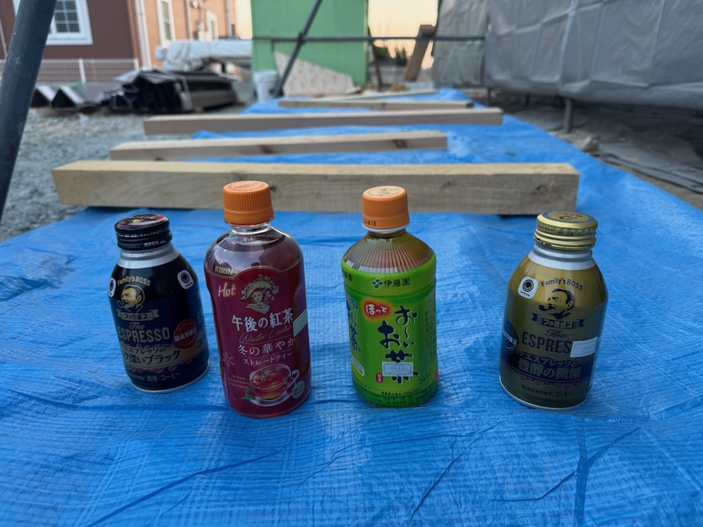 浜松市の注文住宅会社の工務店のエコーアートが現場で助け合いをしたらお礼でもらった飲み物写真